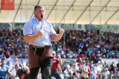 Remo Stalder ballt die Füste nach einem gewonnen Kampf. (Bild: Philipp Schmidli / Neue LZ)