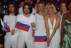Russland: Polina Gagarina (2.v.r.) ist ebenfalls sichtlich erleichtert. (Bild: Ronald Zak)