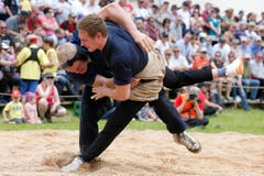 Lutz Scheuber links, und Marco Heiniger, rechts, im 5. Gang beim 95. Urner Kantonalen Schwingfest am Sonntag in Schattdorf. (Bild: Keystone/ALEXANDRA WEY)