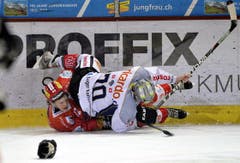 Duell zwischen Gaetan Haas (links) und Yannick Blaser. (Bild: Keystone)