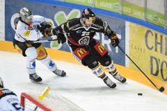 Zugs Dominik Schlumpf (links) gegen Luganos Maxim Lapierre (Bild: Keystone/Ti-Press/Gabriele Putzu)