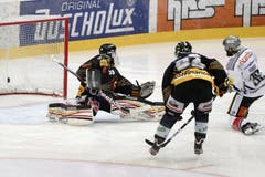 Andreas Furrer erzielt das 1:0 für Zug. (Bild: Keystone)