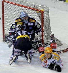 Auch in der regulären Spielzeit war Goalie Nolan Schaefer von Ambri nicht zu bezwingen,wie hier von Damien Brunner. (Bild: Keystone)