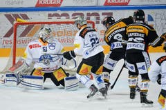Luganos Tony Martensson, (2. v. rechts) erzielt das 3:2. (Bild: Keystone / Davide Agosta)