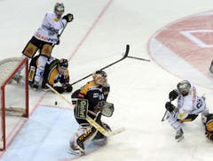 Der Schuss von Robbie Earl fliegt knapp am Tor vorbei. (Bild: Keystone)