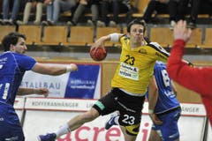 Der St. Galler David Parolo, Mitte, im Kampf mit dem Luzernern Fabio Baviera, links, und Boris Stankovic (Bild: Keystone / Regina Kühne)