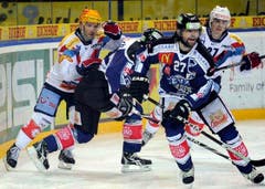 Micki Dupont (links) und Roman Wick (rechts) gegen Patrick Fischer und Josh Holden. (Bild: Keystone)