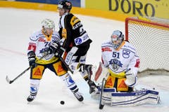 Die beiden Zuger Tobias Stephan (rechts) und Johann Morat (links) lassen Lugano-Spieler Tony Martensson ins leere Laufen. (Bild: Samuel Golay / Keystone)