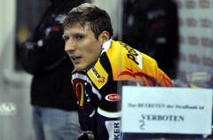 Damien Brunner sitzt auf der Strafbank. (Bild: Keystone/Sigi Tischler)