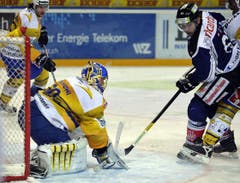 Goalie Leonardo Genoni vom HC Davos, links, und Corsin Casutt vom EV Zug, rechts. (Bild: Keystone)
