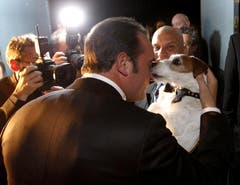 Jean Dujardin wird von seinem Hund Uggie zum Oscar beglückwünscht. (Bild: Keytone)