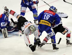 Zugs Timo Helbling fliegt durch die Luft. (Bild: Steffen Schmidt/Keystone)