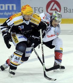 Jaroslav Bednar, links, im Zweikampf mit Fabian Sutter. (Bild: Keystone)