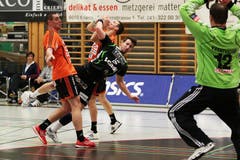 Der Krienser Fabio Baviera (mitte) bleibt an den Schaffhausern Aleksandar Stojanovic (links) und Nik Tominec hängen. (Bild: Roger Zbinden / Neue LZ)