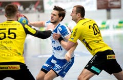 Tobias Baumgartner vom HC Kriens-Luzern wird von den St. Gallern Marcel Engels (links) und Jakub Szymanski gebremst. (Bild: Eveline Beerkircher / Neue LZ)