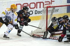 Die Berner Samuel Kreis, Goalie Marco Buehrer und Geoff Kinrade (von links) halten den Zuger Reto Suri in Schach. (Bild: Keystone / Peter Schneider)