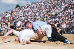 Florian Gnaegi, links, schwingt gegen Philipp Laimbacher. (Bild: Keystone)
