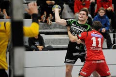 Der Krienser Handballer Tobias Baumgartner wird von Marcel Bovey zurückgehalten. (Bild: Boris Bürgisser / Neue LZ)