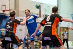 Boris Stankovic vom HC Kriens-Luzern gegen die Schaffhauser Gabor Csaszar (links) und David Graubner. (Bild: Dominik Wunderli / Neue LZ)