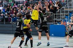 Der Krienser Boris Stankovic wehrt sich gegen den St. Galler Jakub Szymanski. (Bild: Roger Grütter / Neue LZ)