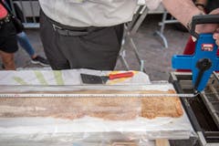 Weltrekordversuch, mit dem Ziel eines Eintrags im Guinessbuch der Rekorde: In Altstätten wird das längste Cordon bleu gemacht (Bild: Urs Bucher)