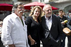 Die Schweizer Musiker Marc Dietrich (links) und Peter Reber mit Gattin Livia. (Bild: Keystone)