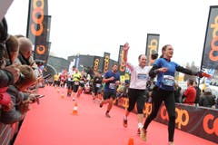 Einige der 10'000 Siegerinnen und Sieger beim Zieleinlauf. (Bild: Ramona Geiger/ Claude Hagen/LZ)