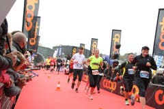 Einige der 10'000 Siegerinnen und Sieger beim Zieleinlauf. (Bild: Ramona Geiger/ Claude Hagen/LZ)