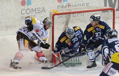 Der Zuger Henrik Zetterberg (links) versucht Ambris Goalie Cory Schneider (Mitte) und Verteidiger Richard Park, (Zweiter rechts) zu bezwingen. (Bild: Keystone)