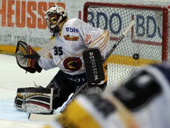 Marco Bührer machte im letzten Drittel Ersatztorhüter Oliver Gigon (Bild) Platz. (Bild: Keystone)