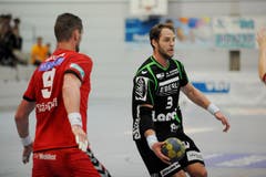 Daniel Fellmann wird von Martin Pracher gedeckt. (Bild: Boris Bürgisser / Neue LZ)