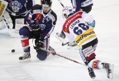 Aurelio Lemm von den Lakers schiesst. Alessandro Chiesa versucht den Puck zu blockieren. (Bild: Keystone)