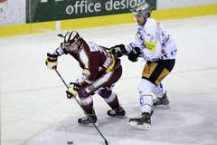 Denis Hollenstein von Genf-Servette behauptet den Puck vor Zugs Alessandro Chiesa. (Bild: Keystone)