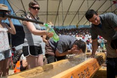 Festbesucher bestürmen den Schwingerbrunnen für eine Abkühlung. (Bild: Keystone/Urs Flüeler)