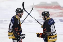 Jubel bei den Berner Travis Roche (links) und Jeff Campbell. (Bild: Keystone)
