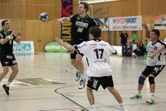 Kriens' Thomas Hofstetter (hinten) beweist gegen Gossaus Gabriel Würth Übersicht. (Bild: Roger Zbinden/Neue LZ)
