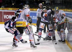 Marc Wieser von Biel (rechts) im Duell mit Corsin Camichel. (Bild: Keystone)