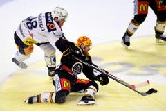 Zugs Carl Klingberg (links) hindert Lugano-Topskorer Linus Klasen am Schluss. (Bild: Samuel Golay / Keystone)