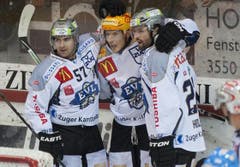 Die Zuger Fabian Schnyder, Damien Brunner und Josh Holden (von links) jubeln nach dem 1:2. (Bild: Keystone)
