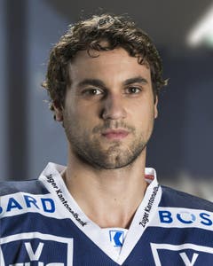 Simon Lüthi, Note 4.5 Unspektakulärer Arbeiter. Weil er nie ein Wagnis eingeht, unterlaufen ihm kaum Fehler. War ein Stabilisator. Statistik: Quali: 46 Spiele, 2 Tore/1 Assist, 32 PIM, Plus-2-Bilanz. P-Runde: 6 Spiele, 1 Tor/1 Assist, keine PIM, Plus-4-Bilanz. (Bild: PD)