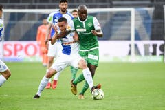 Vielleicht war das mit dem Penalty gar nicht so eine schlechte Sache: Harter Zweikampf zwischen Grasshopper Marko Basic und Penalty-Verursacher Yroundu Musavu-King. Erst der Penalty-Schock konnte die Espen aus dem Tiefschlaf wecken. (Bild: Freshfocus)