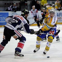 Corsin Camichel vom HC Davos, rechts, gegen Timo Helbling vom EV Zug. (Bild: Keystone)
