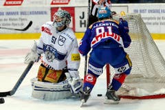 Kloten Flyers Stuermer Denis Hollenstein, rechts, schiesst das 1-0 gegen EV Zug Torhueter Tobias Stephan waehrend dem Eishockey-Meisterschaftsspiel der National League A zwischen den Kloten Flyers und dem EV Zug am Freitag, 31. Oktober 2014, in der Kolping Arena in Kloten. (KEYSTONE/Patrick B. Kraemer) (Bild: PATRICK B. KRAEMER)