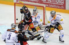 Luganos Sebastien Reuille (Mitte) im Spiel gegen die Zuger Tobias Stephan (Goalie) und Johan Morant (rechts). (Bild: Keystone/Ti-Press/Samuel Golay)