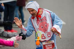Eine kreative Verkleidung wird mit "Abklatschen" belohnt. (Bild: Philipp Schmidli)