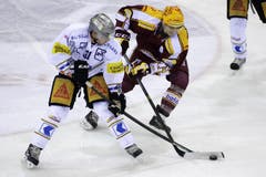 Zugs Patrick Fischer (links) versucht den Puck gegen Servettes Cody Almond zu behaupten. (Bild: Keystone)