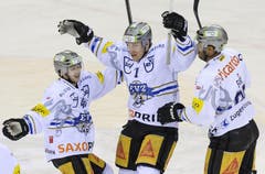 Martschini, Torschütze Christen und Earl (von links) freuen sich nach dem 1:1 Ausgleich. (Bild: Keystone)