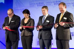 Andreas Schmid, Verwaltungsratspräsident der Flughafen Zürich AG, Bundesrätin Doris Leuthard, Regierungsrat Ernst Stocker und Thomas Kern, CEO Flughafen Zuerich AG (von links) zerschneiden das Rote Band anlässlich der Eröffnungsfeier. (Bild: Keystone / Alessandro della Bella)