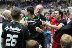 Nach dem Tumult zwischen beiden Teams bekammen diese je eine rote Karte. (Bild: Roger Zbinden)