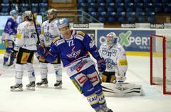 Kloten Flyers Verteidiger Patrick von Gunten feiert das zweite Tor von seinem Teamkollegen Peter Müller (Bild: Keystone)